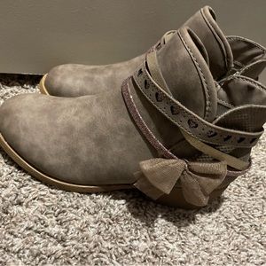 Girls size 4 boots